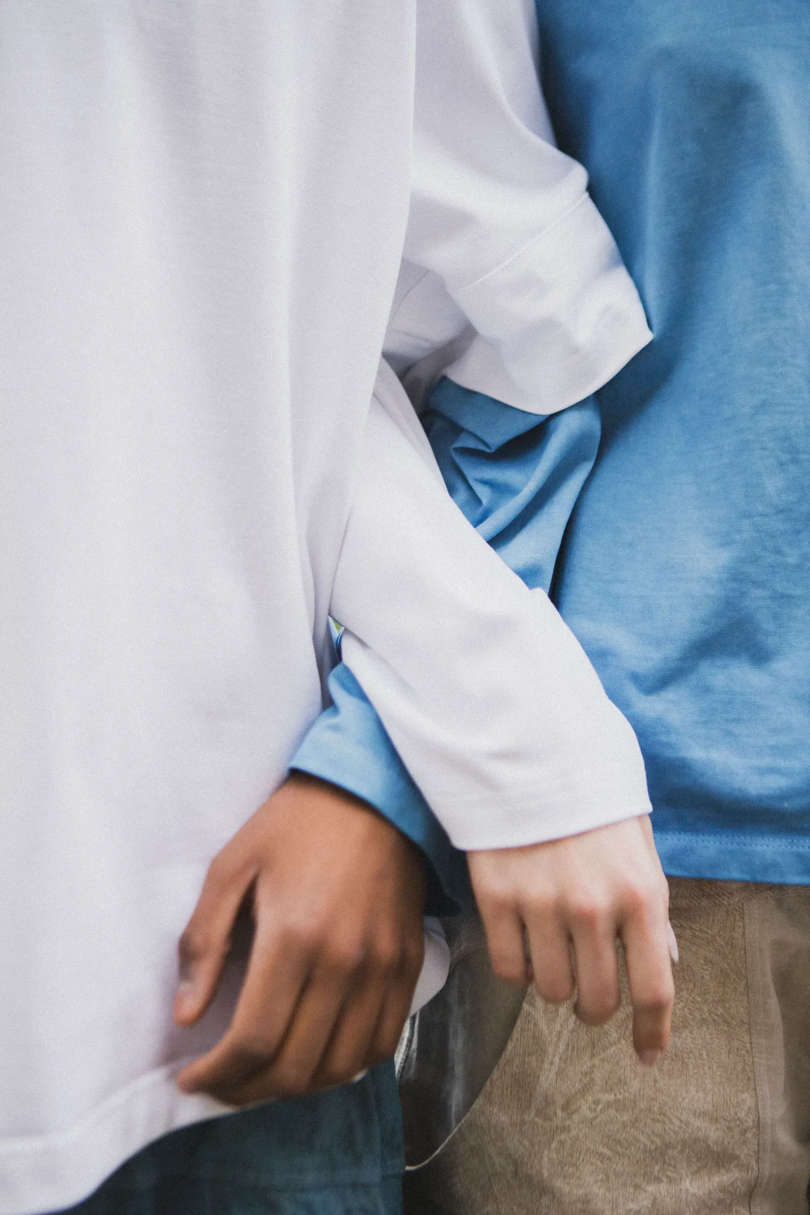 Détail — blanc naturel et indigo persicaire côte à côte